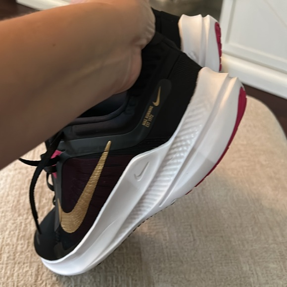 Nike Women's Quest 5 running Black and Gold Athletic Shoes size 8.5 - Picture 6 of 7